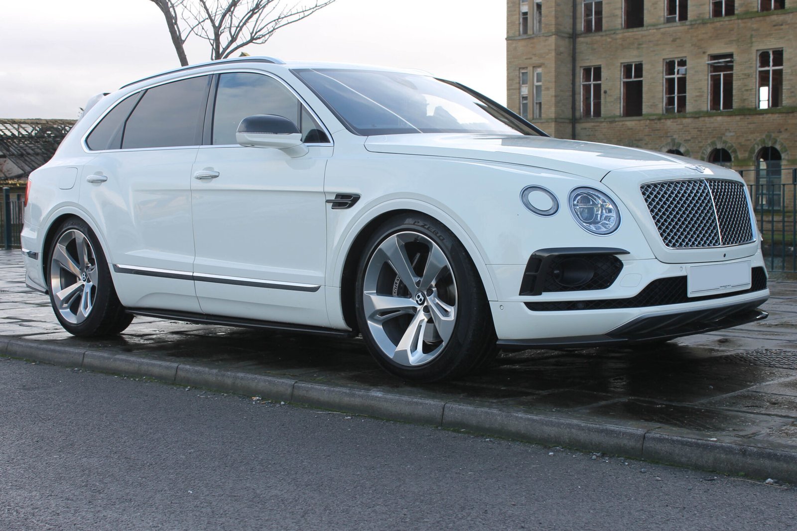 HIRE BENTLEY BENTAYGA LIMO