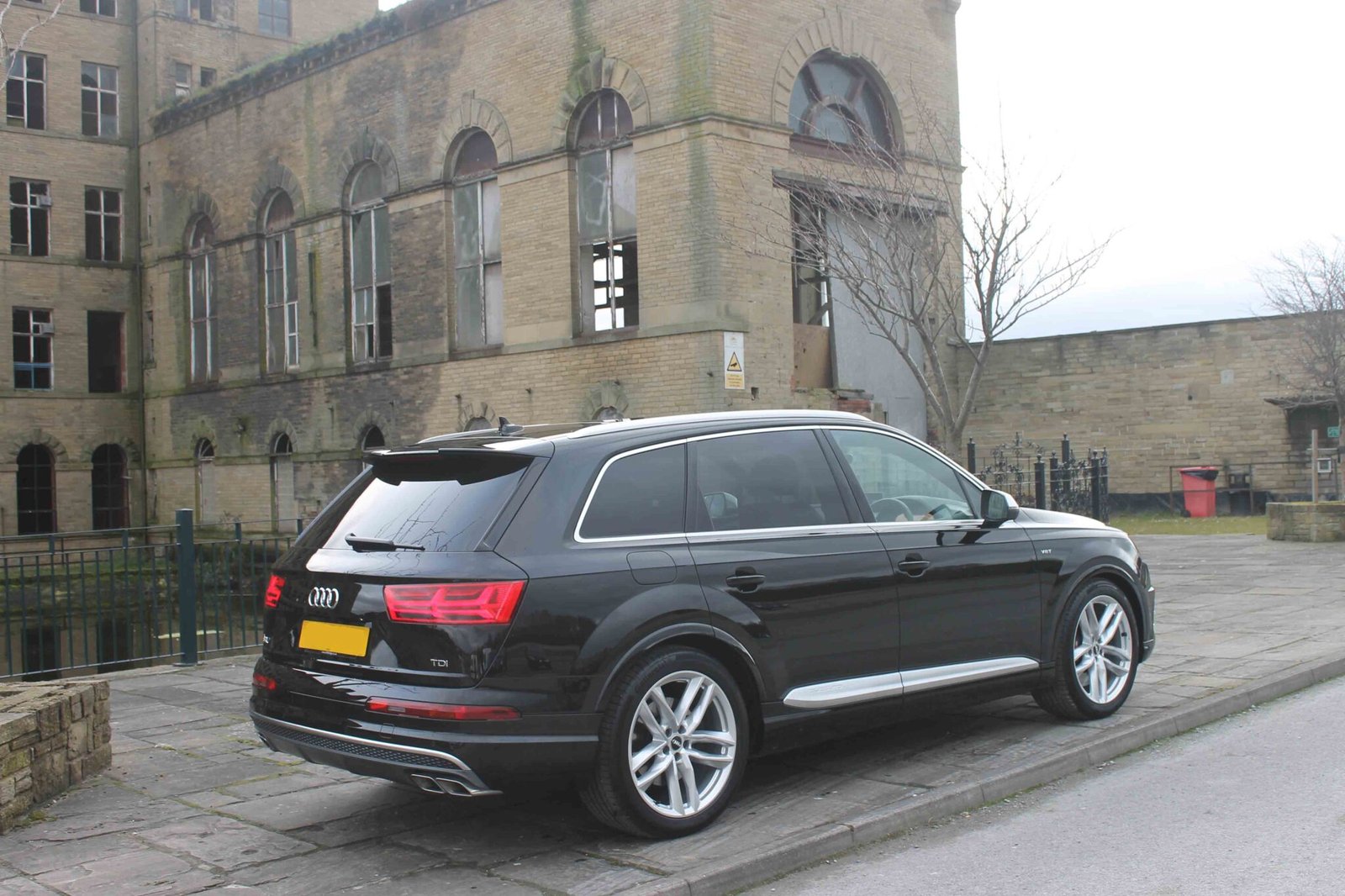 AUDI Q7 LIMO HIRE